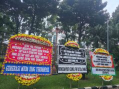 Cukai Rokok Batal Naik 2026, Pemuda Juluki Menkeu “Menteri Koboi” dan Kirim Papan Bunga Protes